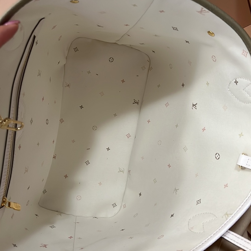 Louis Vuitton - Picture 3 of 7